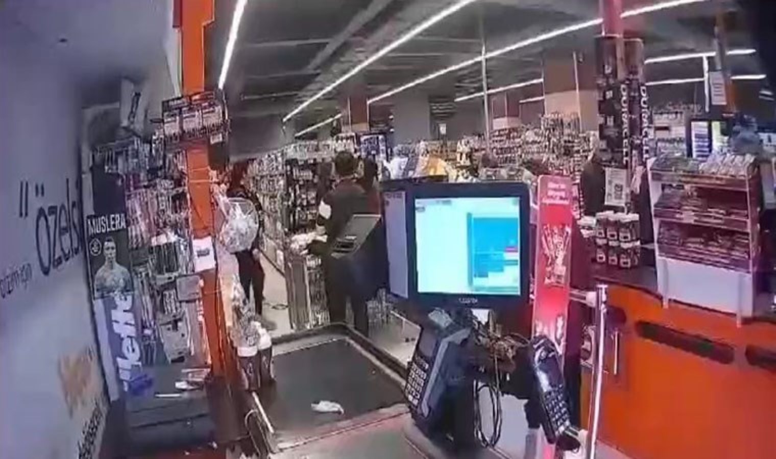 İşten çıkarılan market çalışanı, ortalığı birbirine kattı