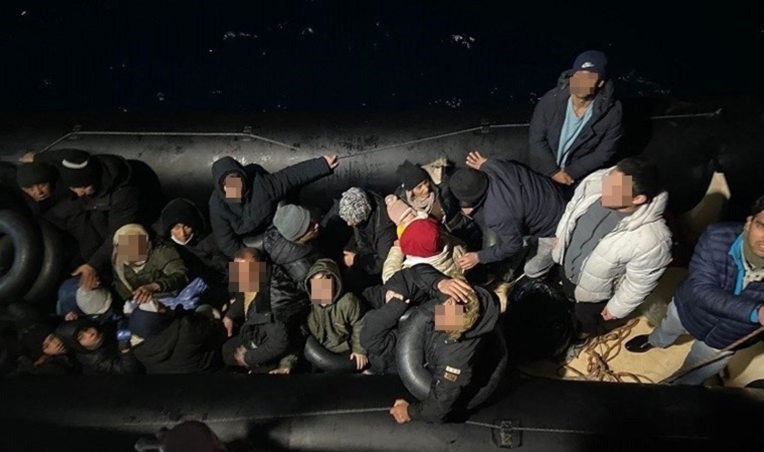 İzmir açıklarında 37 kaçak göçmen yakalandı