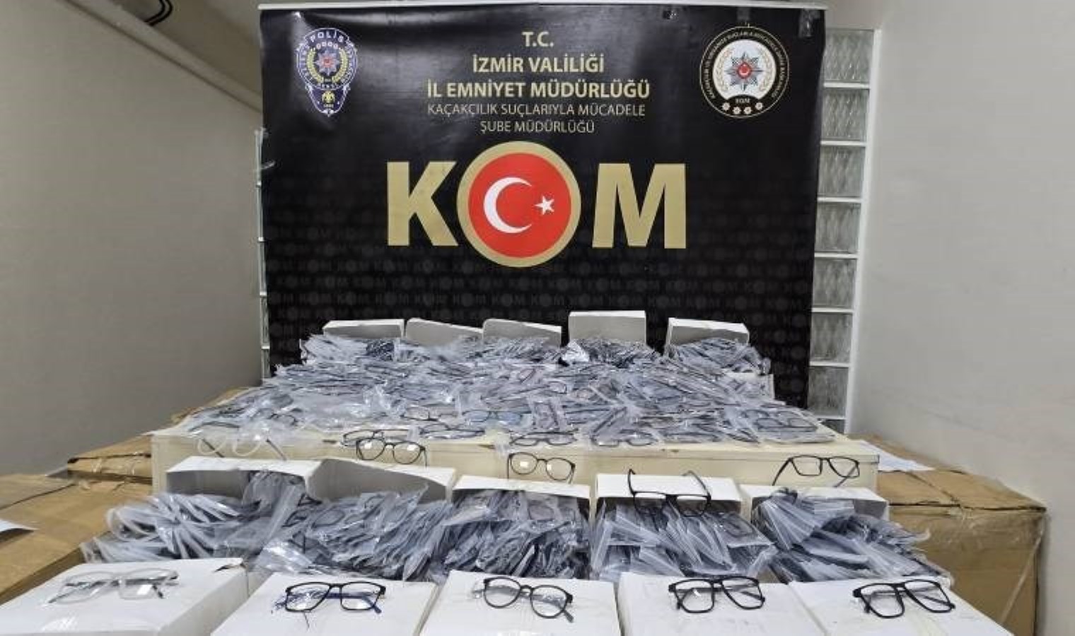 İzmir’de 14 bin gümrük kaçağı gözlük ele geçirildi