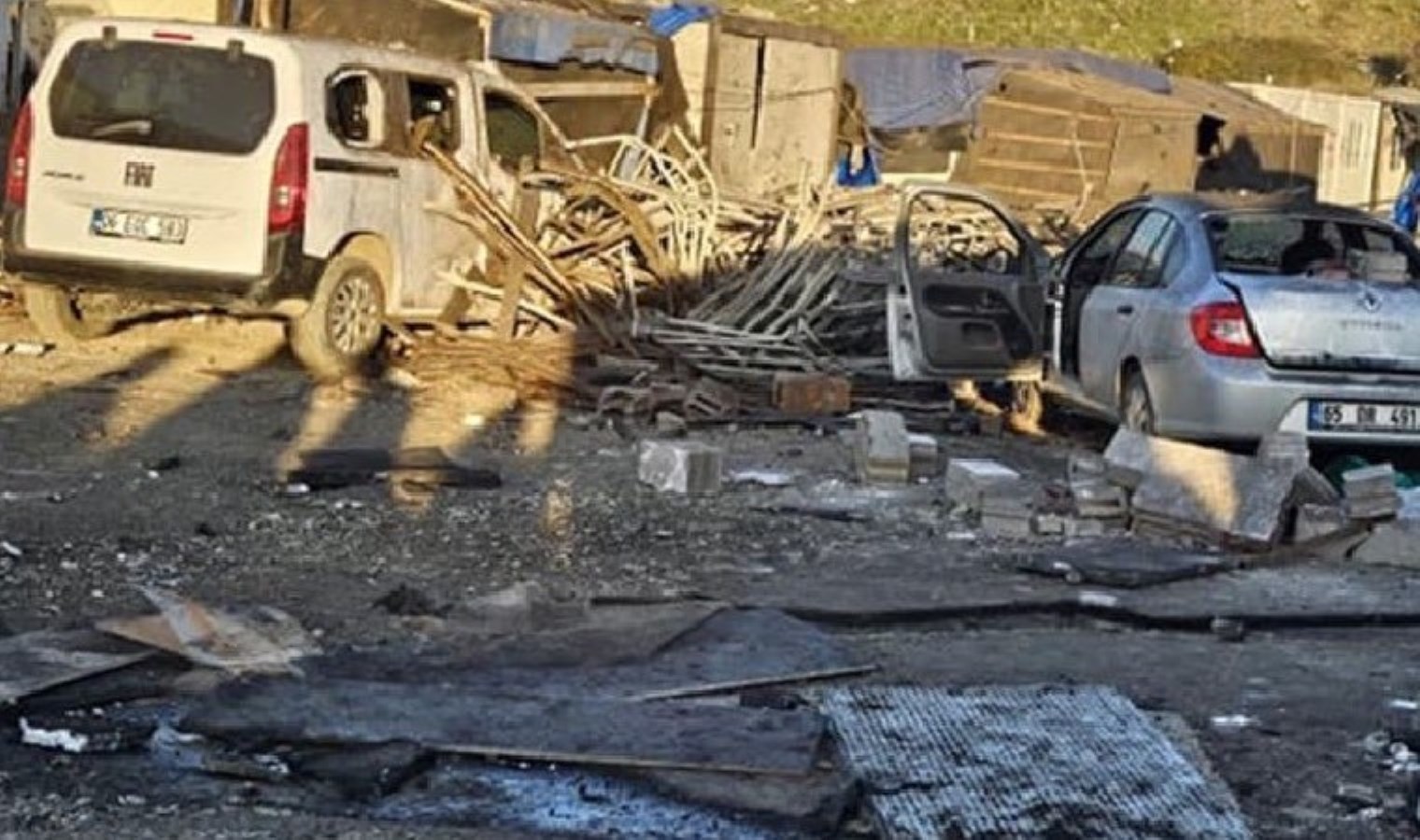 İzmir’de inşaattaki ısıtma kazanının patlaması sonucu 1 işçi öldü, 10 işçi yaralandı