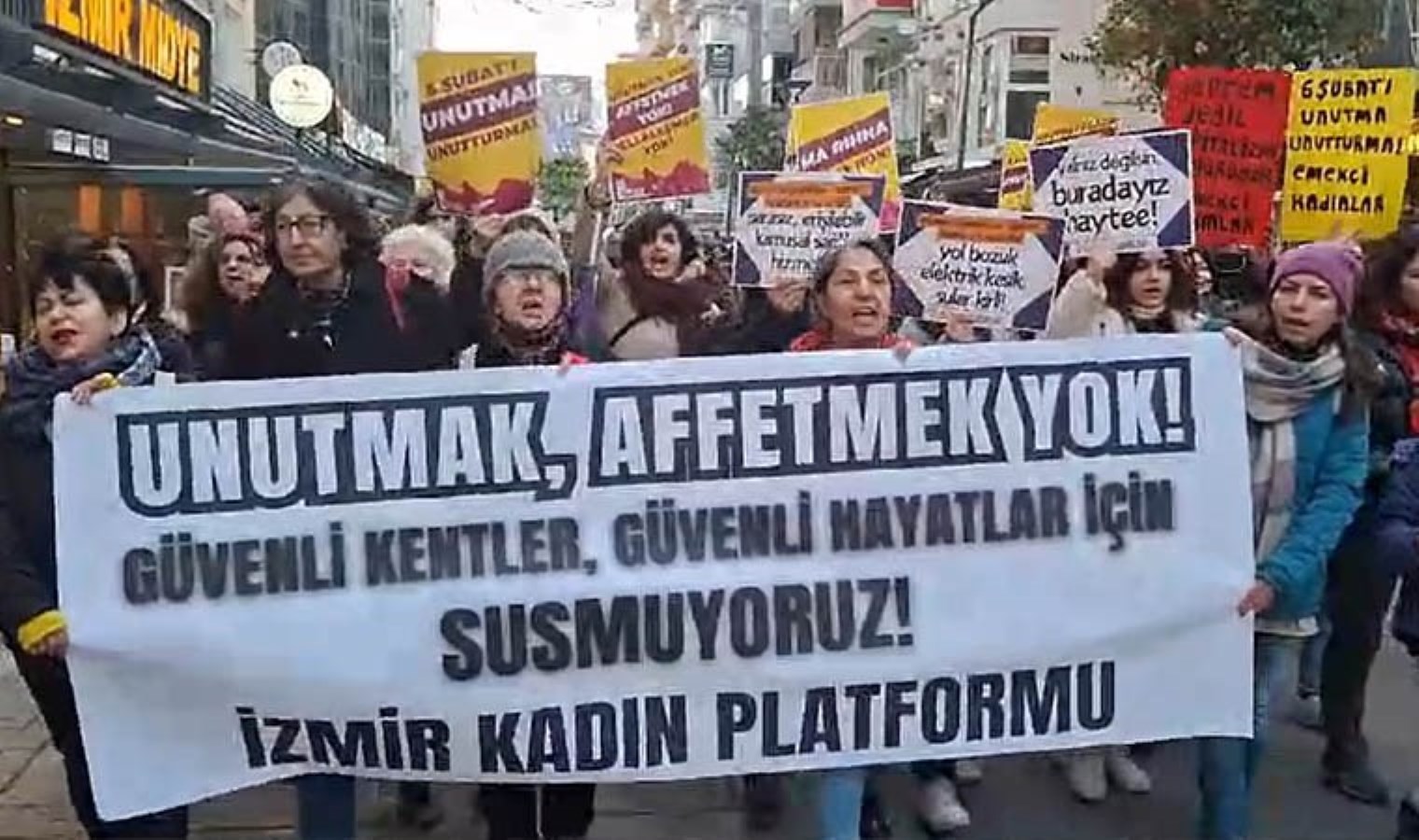 İzmir’de kadınlardan ‘6 Şubat’ eylemi: ‘Helalleşmek yok’