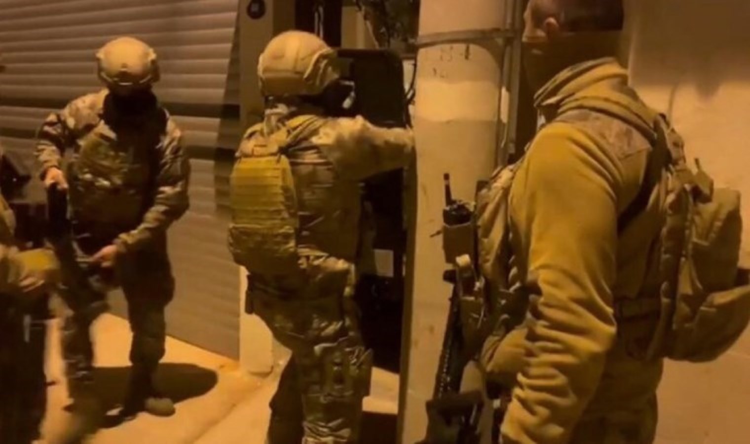 İzmir’de silah kaçakçılığı operasyonu… Küçük çapta cephanelik ele geçirildi: 15 gözaltı