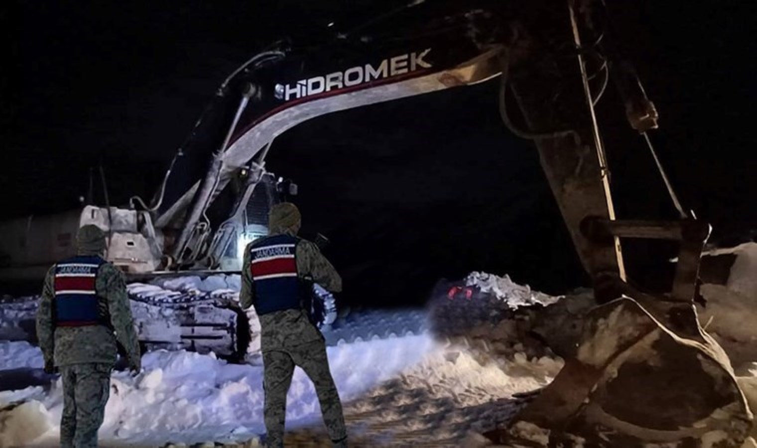 Jandarma kaçak kazı yapan şahısları suçüstü yakaladı