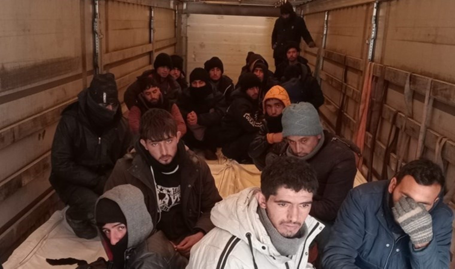 Kaçak göçmen akını sürüyor: TIR’ın dorsesinden 24 kişi çıktı