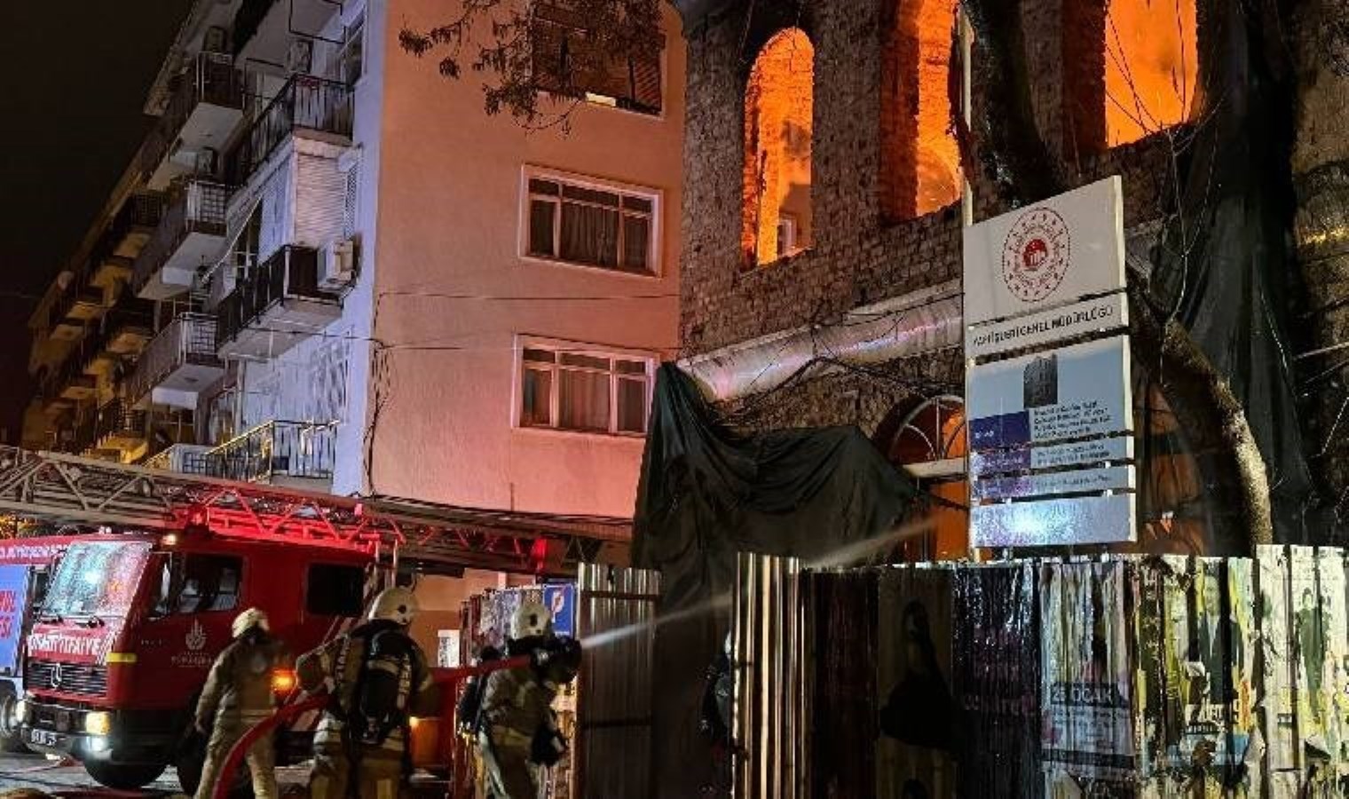 Kadıköy’de restorasyon yapılan tarihi binada yangın: 1 ölü!