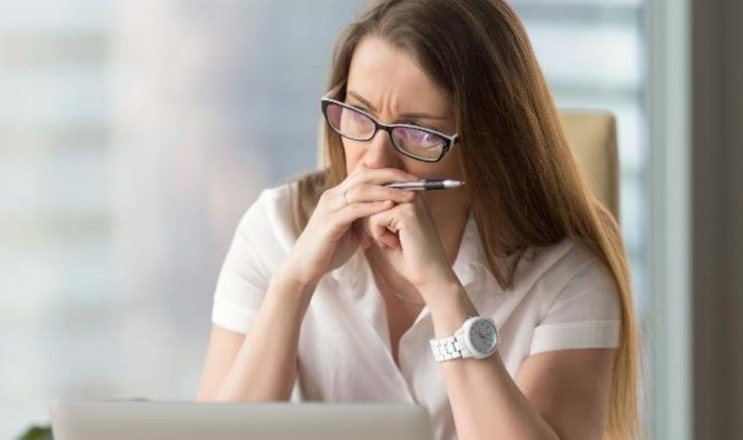 Kadınlarda daha sık rastlanıyor, iş hayatını olumsuz etkiliyor: Uzun Gelincik Sendromu nedir? Uzun Gelincik Sendromu’ndan korunmanın yolları nelerdir?