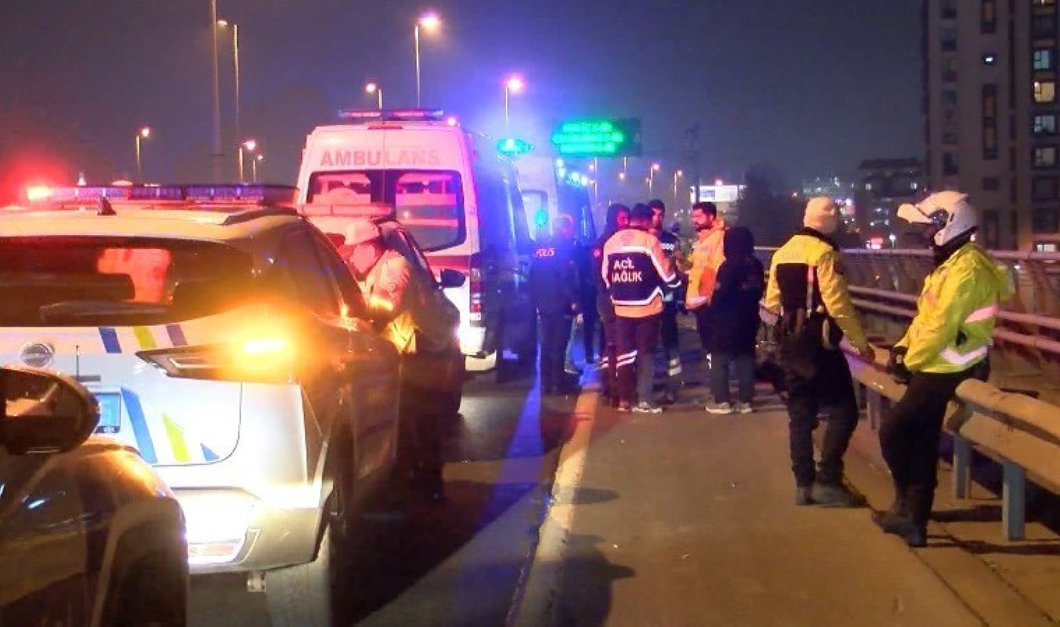 Kağıthane D-100’de bariyerlere çarpan motosiklet sürücüsü hayatını kaybetti