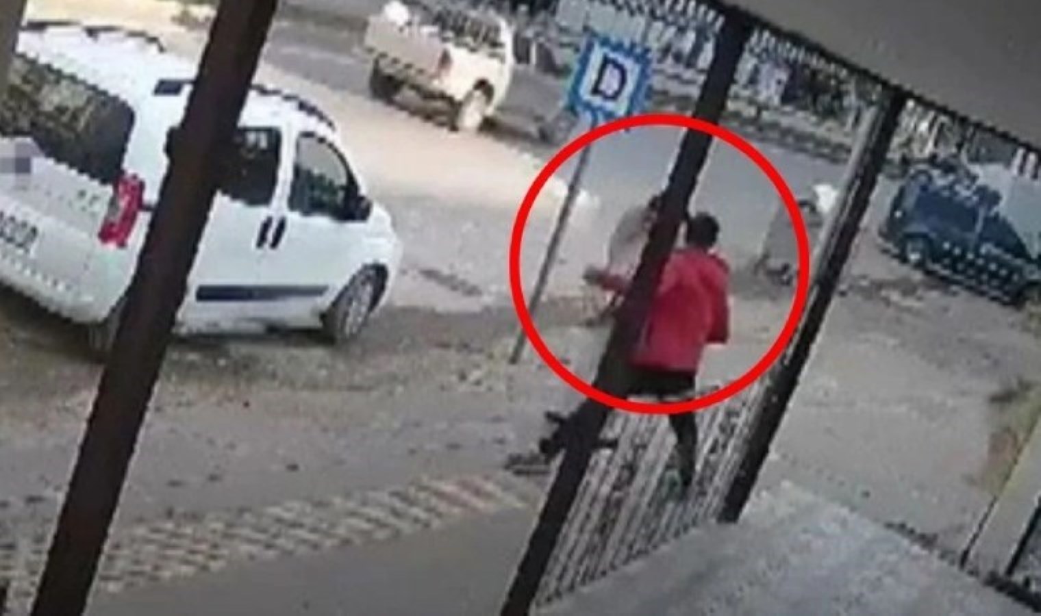 Kahramanmaraş’ta kaldırımda yürüyen kadına yumruk atan kişi tutuklandı