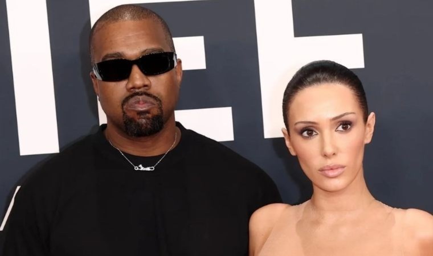 Kanye West’in eşi Bianca Censori kimdir, ne iş yapıyor? Kanye West – Bianca Censori çifti kırmızı halıdan neden kovuldu?