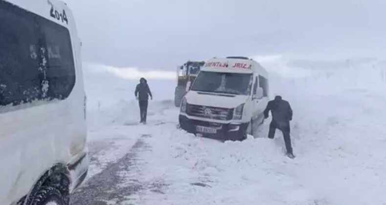 Kar kalınlığı 20 santime ulaştığı bölgede araçlarıyla mahsur kaldılar