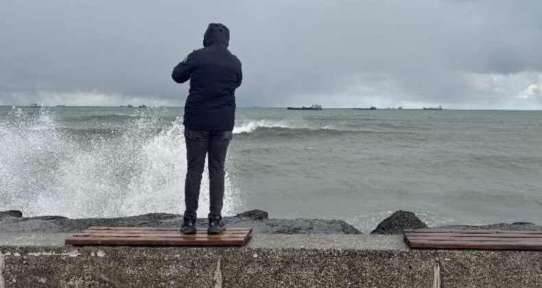 Karadeniz’de boyu 5 metreyi bulan dalgalar sahil yoluna ulaştı!