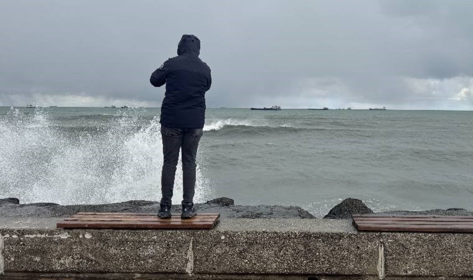 Karadeniz’de boyu 5 metreyi bulan dalgalar sahil yoluna ulaştı!
