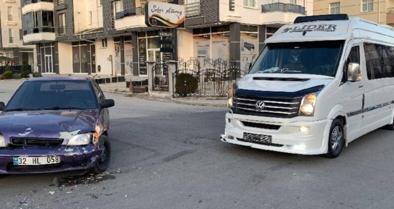 Karaman’da okul servisi ile otomobil çarpıştı: Yaralı var!