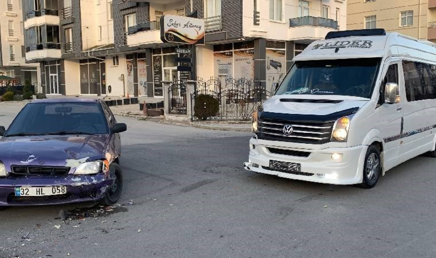 Karaman’da okul servisi ile otomobil çarpıştı: Yaralı var!