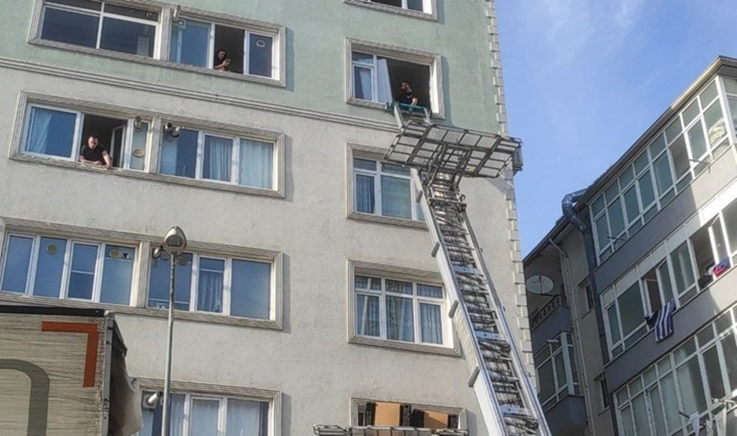 Kartal’da panik yaratan olay: Çatlaklar oluşan 7 katlı bina tahliye edildi