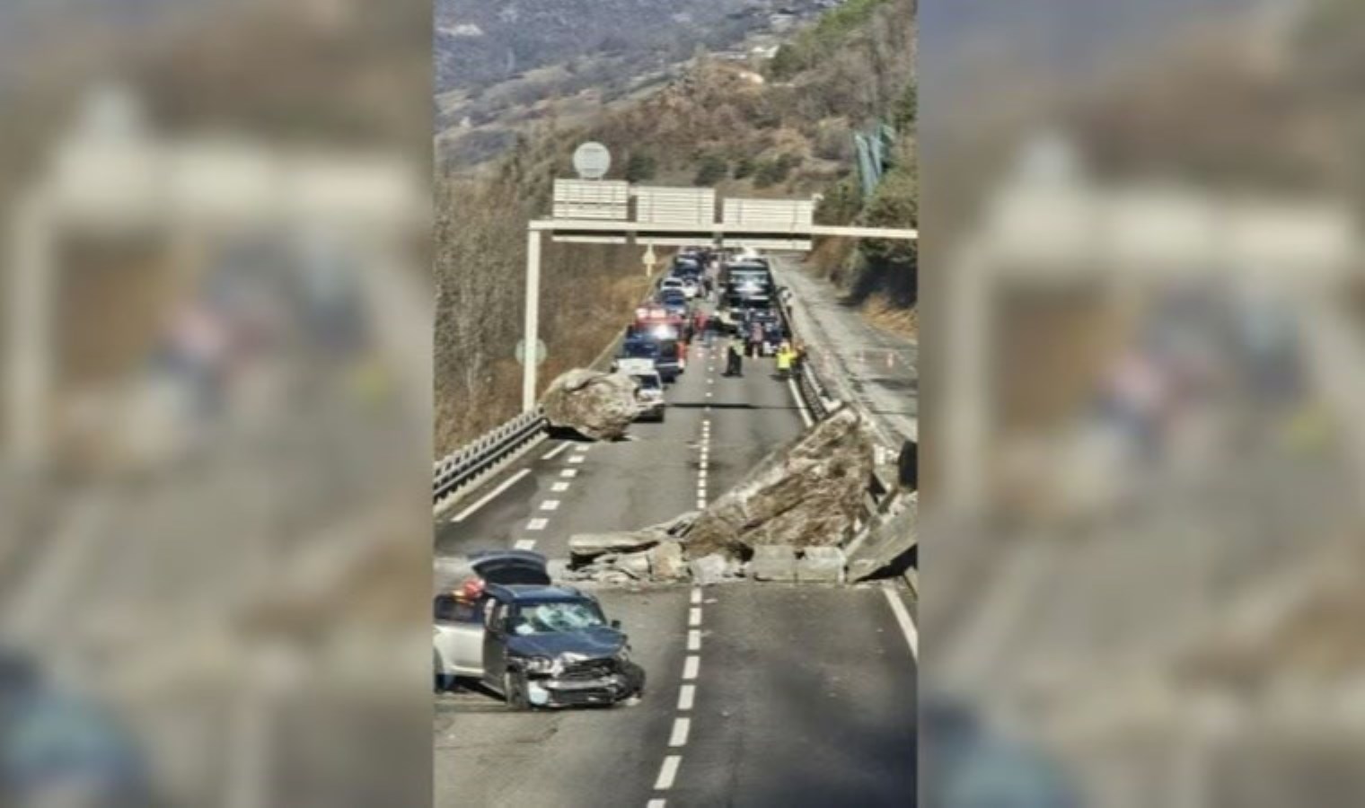 Kaya parçaları yola savruldu: Binlerce kişi mahsur kaldı