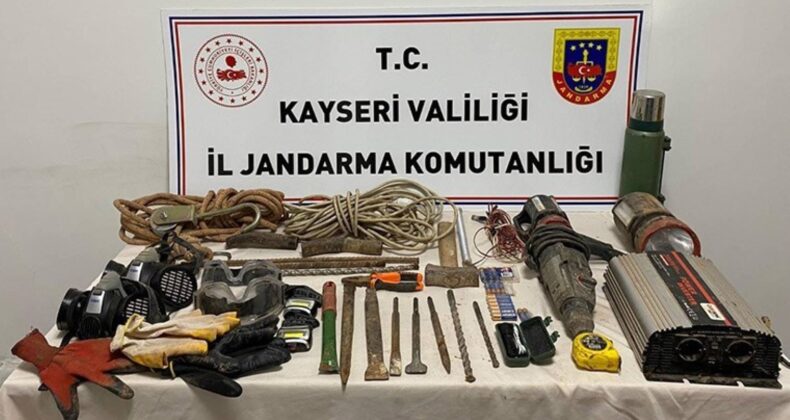 Kayseri’de kaçak kazıya suçüstü: Sit alanı tümülüste define arayan 4 kişi yakalandı