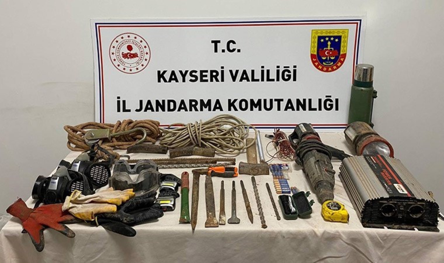 Kayseri’de kaçak kazıya suçüstü: Sit alanı tümülüste define arayan 4 kişi yakalandı