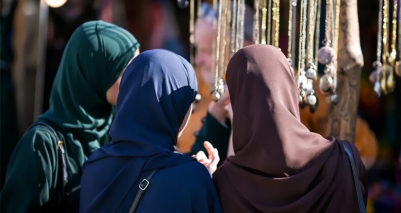 Kırgızistan’da çarşaf, burka, tebliğ faaliyetleri ve dinin siyasete alet edilmesi yasaklandı