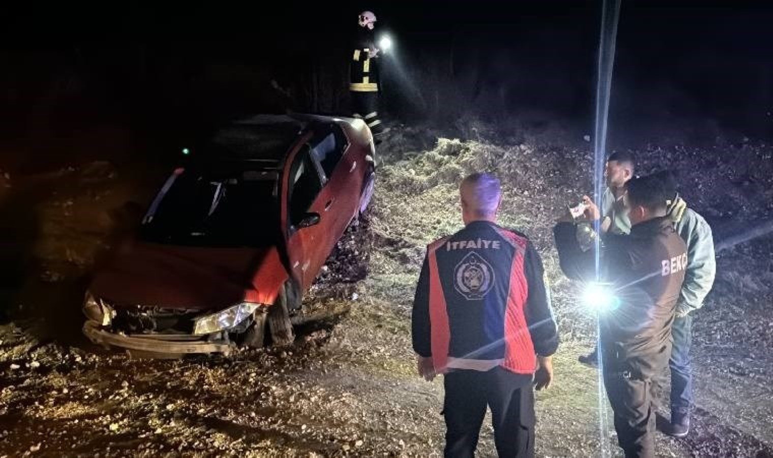 Kırklareli’nde araç şarampole devrildi: Yaralılar var!