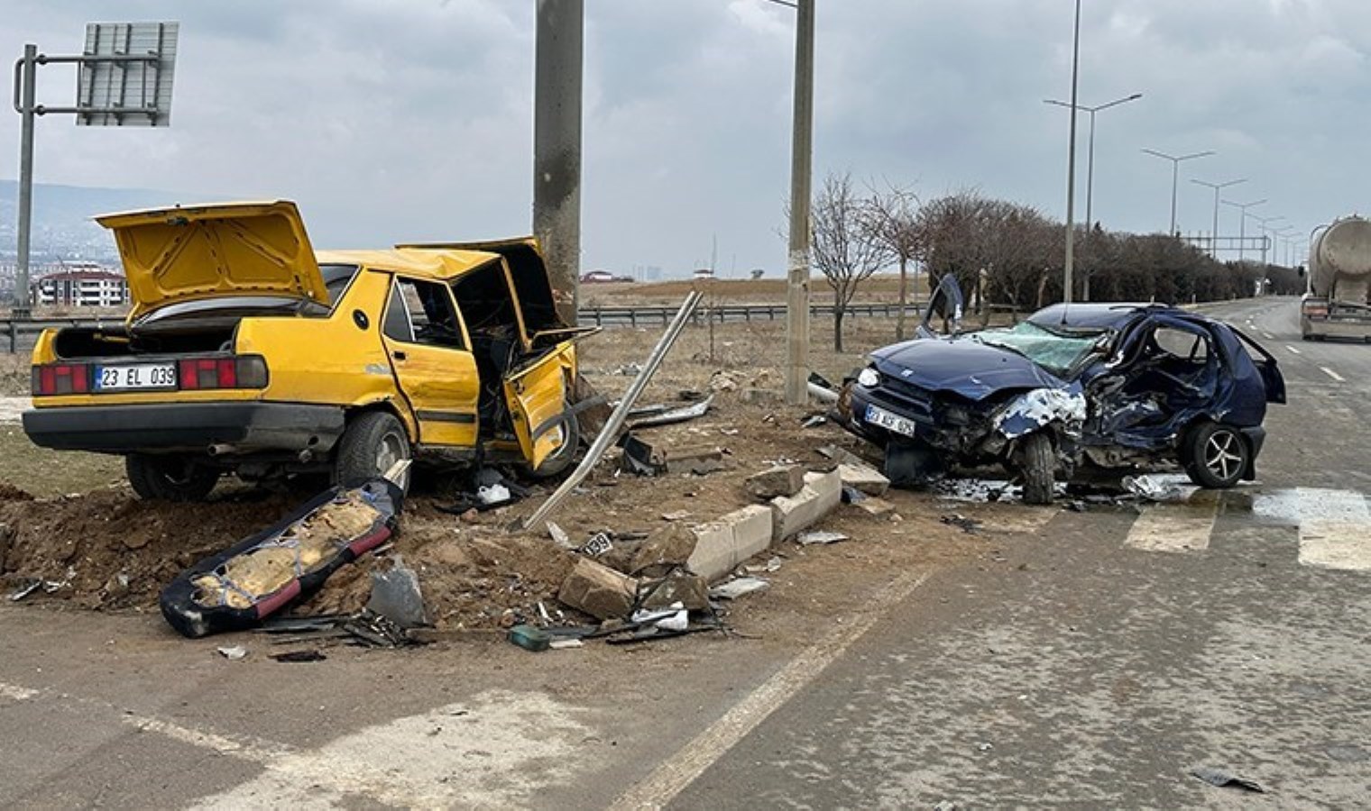 Kırmızı ışık ihlali kaza getirdi! Elazığ’da 3 araç birbirine girdi: 1’i ağır, 3 yaralı