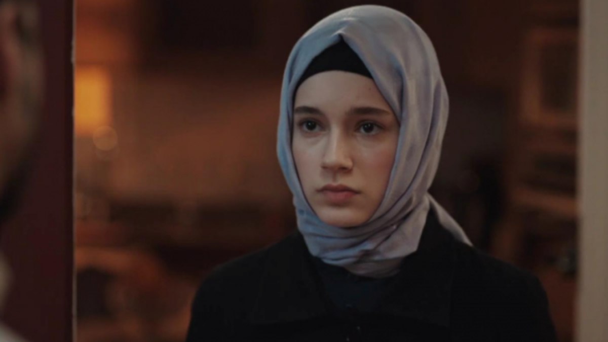 Kızıl Goncalar’ın muhafazakar Zeynep’i kuralları yıktı geçti! Mini elbisesiyle göz kamaştırdı…