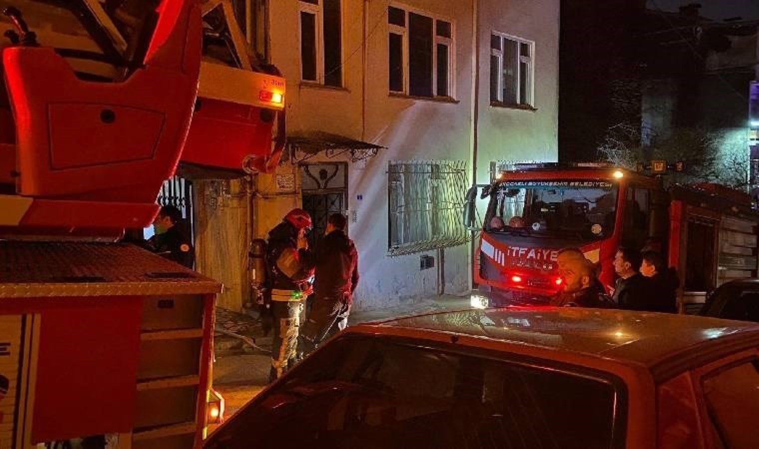 Kocaeli’nde çatı katında korkutan yangın: 2 kişi hastaneye kaldırıldı!