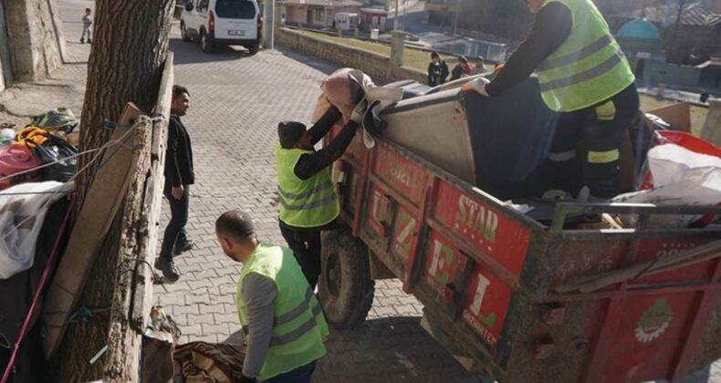 Komşuların şikayeti ekipleri harekete geçirdi: Kötü koku gelen evden 1 traktör atık malzeme çıktı