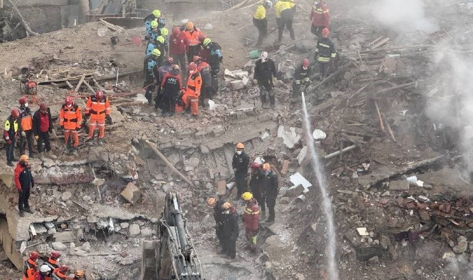 Konya’da zamana karşı yarış… Enkaz altında kalan 2 kişiye ulaşılmaya çalışılıyor!