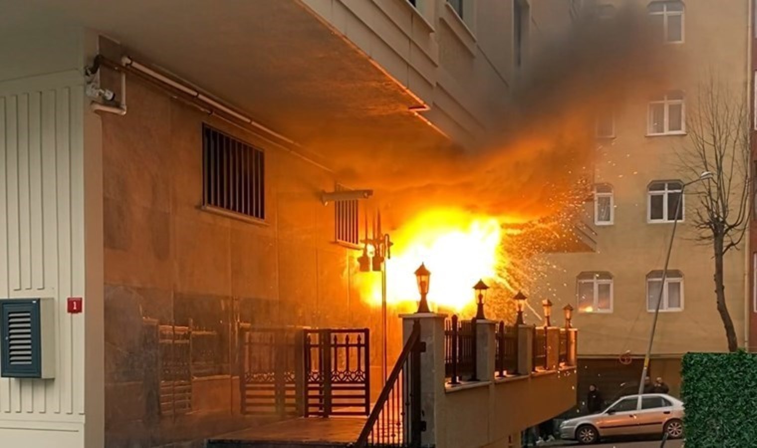 Korkutan görüntü kamerada: Avcılar’da elektrik panosunda patlama