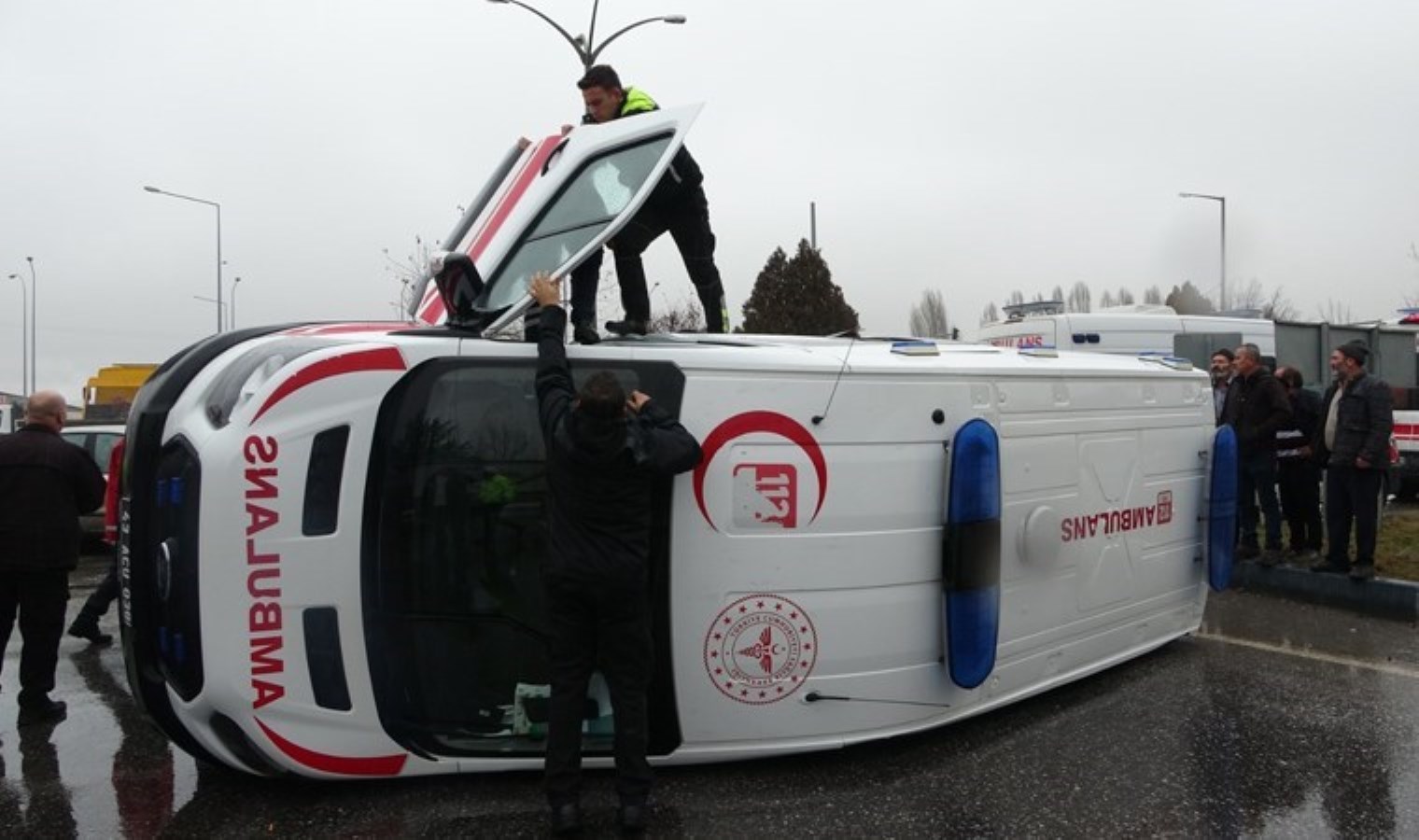 Kütahya’da faciadan dönüldü: Ambulansla otomobil çarpıştı!