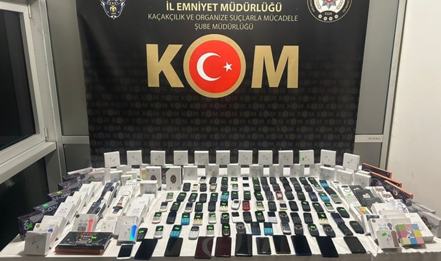 Kütahya’da ‘kaçakçılık’ operasyonu: 102 telefon ve 25 akıllı saat ele geçirildi