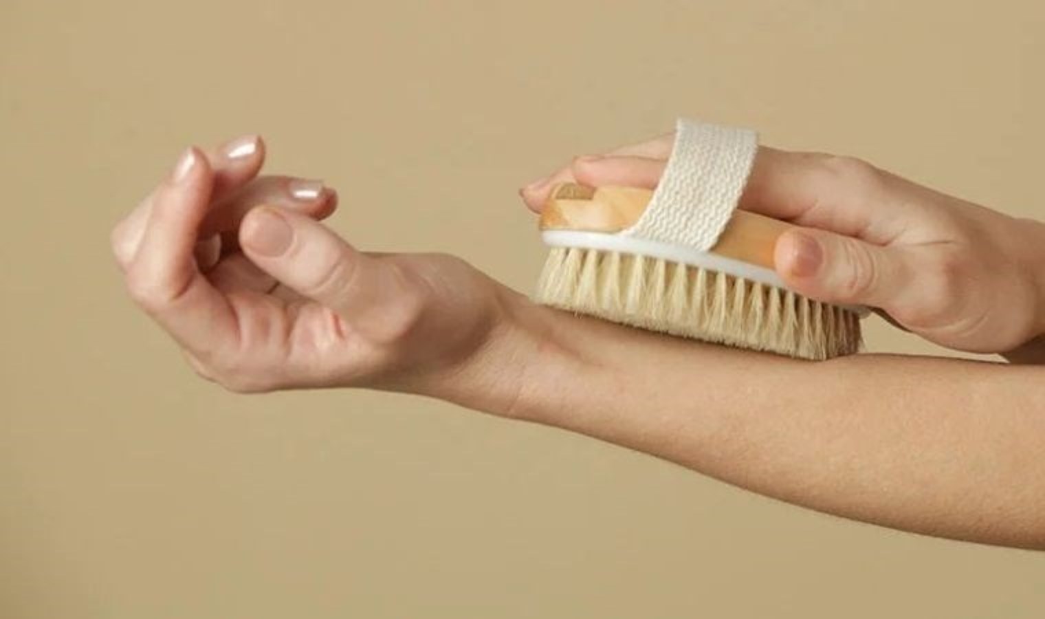 Lenf dolaşımını artırıyor, selülit görünümüne son veriyor: Kuru fırçalama yöntemi ve cilde faydaları