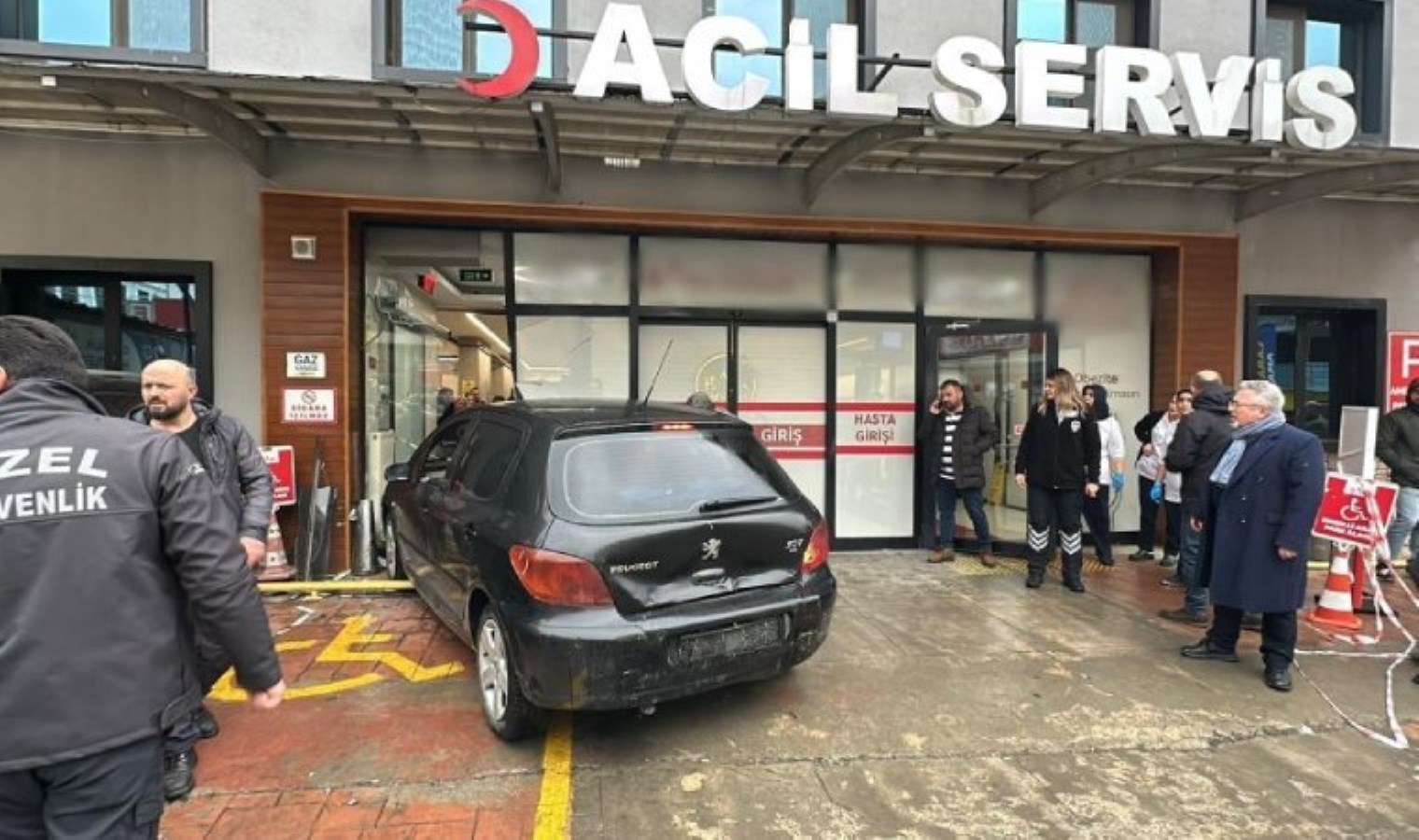 Lüks aracın çarptığı otomobil hastane aciline girdi