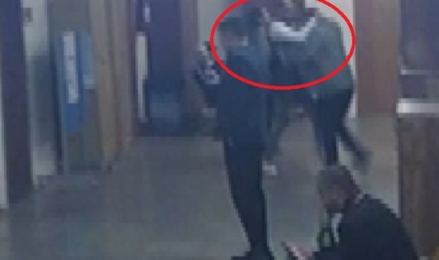 Mağdur olarak geldiği duruşma öncesi eşinin avukatını dövdü, 4 yıl 10 ay hapse çarptırıldı