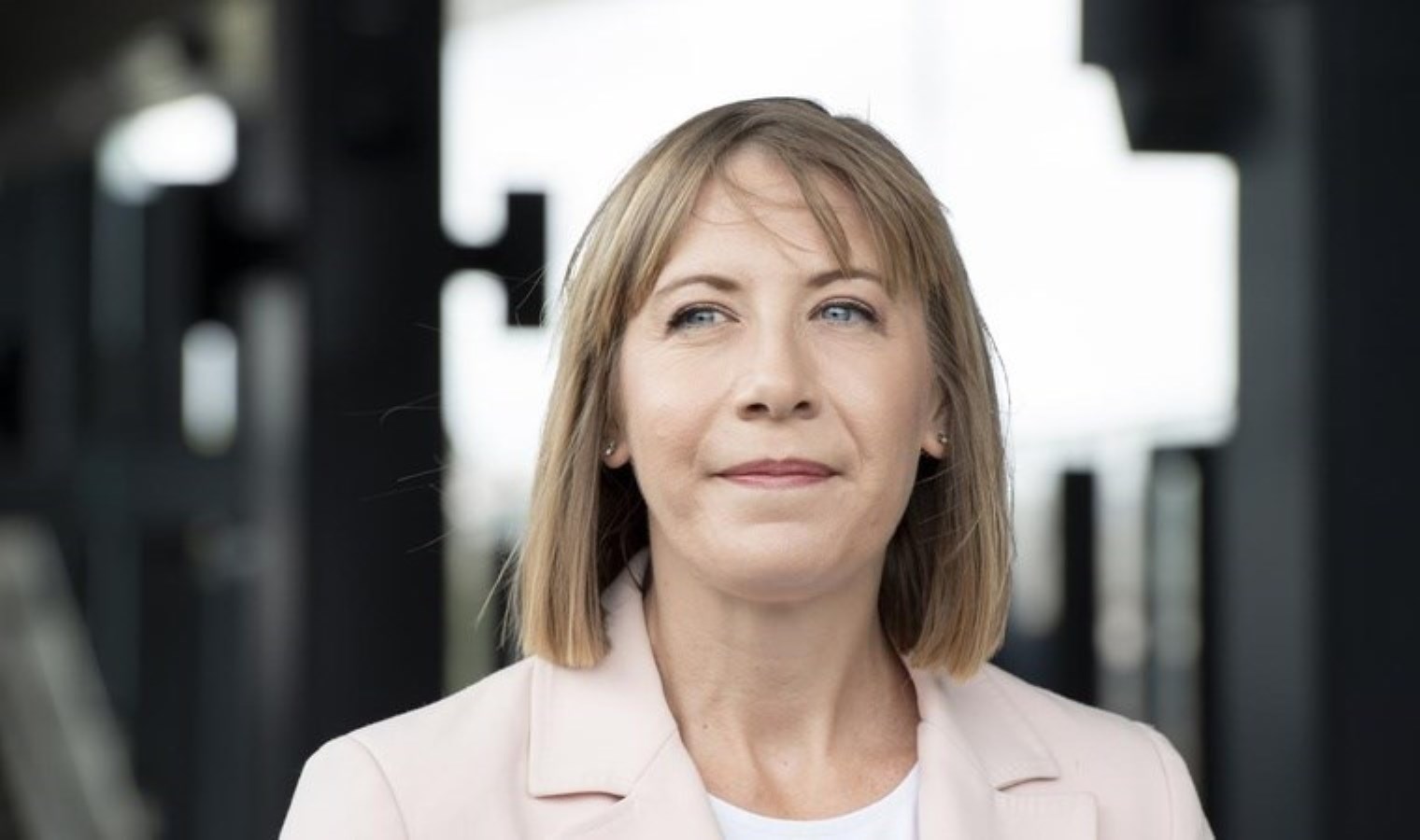 Makam aracını özel işinde kullanan bakan istifa etti