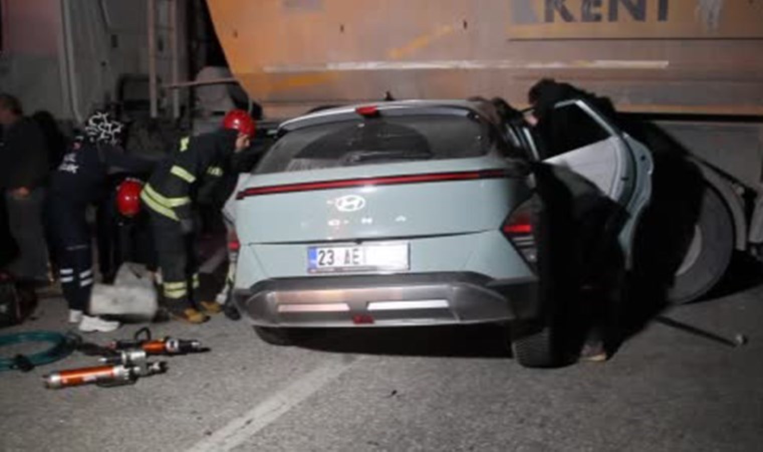 Manisa Kula’da iki araç hafriyat kamyonuna çarptı! Ölü ve yaralılar var…