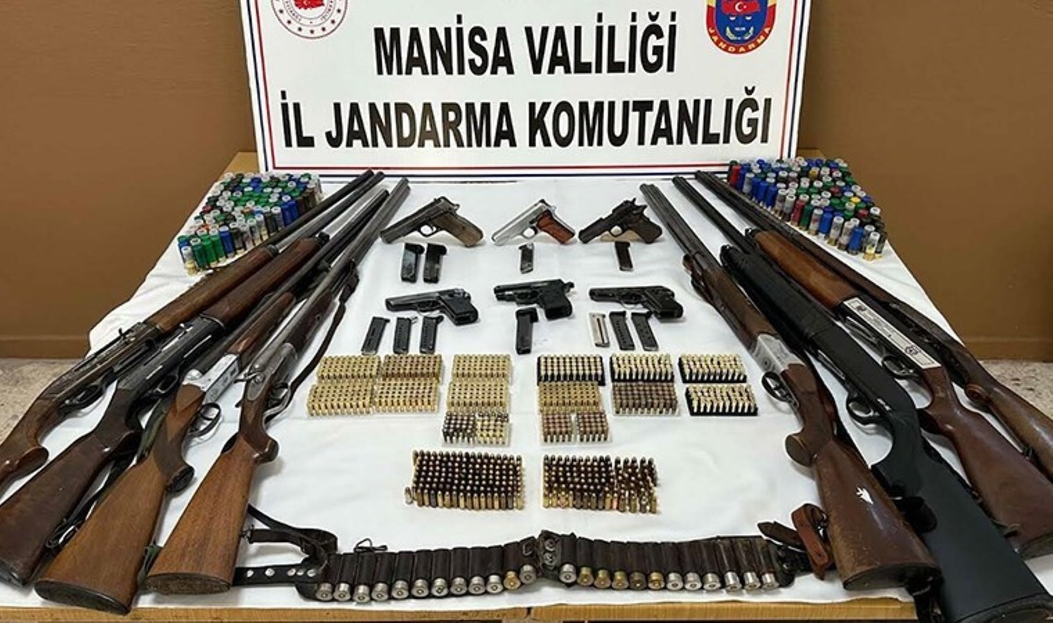 Manisa’da 2 ilçede ‘ruhsatsız silah’ operasyonu: Çok sayıda gözaltı…