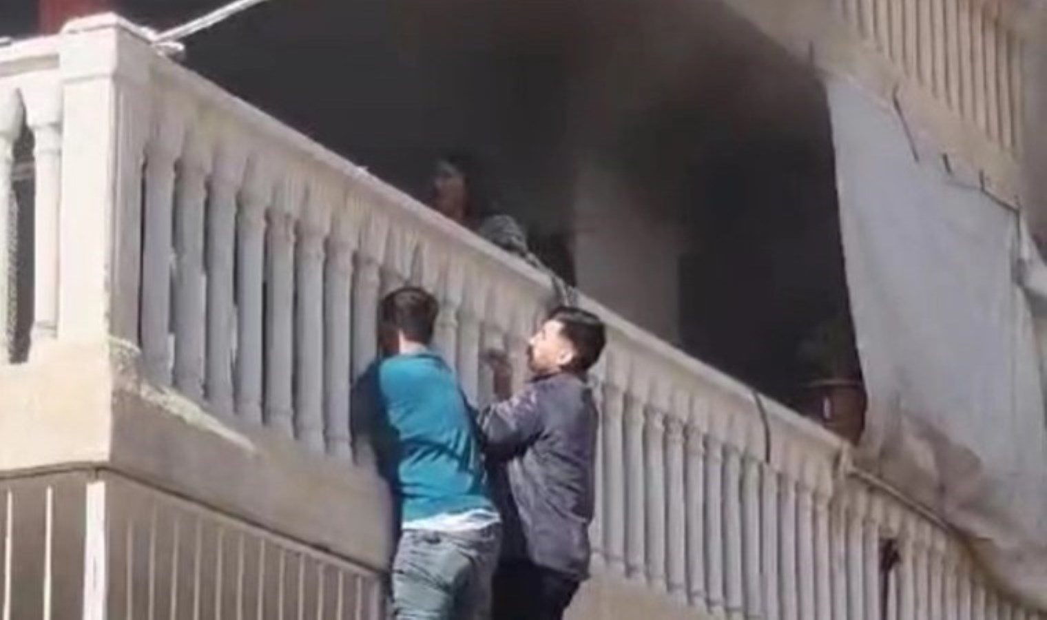 Mardin’de ev yangını paniği! Komşular yardıma koştu: 3 kişi tahliye edildi