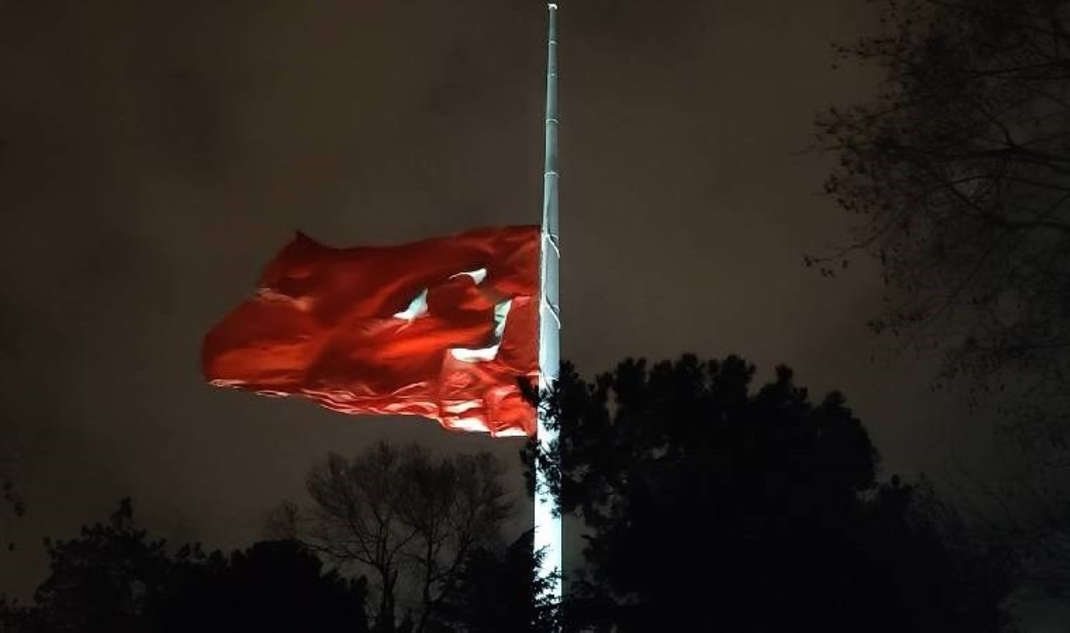 Milli yas… Tüm yurtta bayraklar yarıya indirildi!