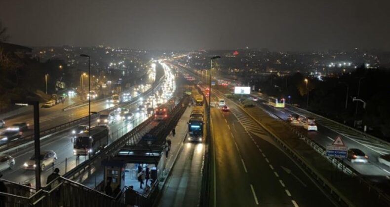 Milyonlarca öğrenci ders başı yapıyor: İstanbul’da sabah trafik yoğunluğu oluştu