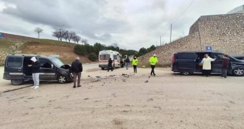 Minibüs ile hafif ticari araç çarpıştı: Yaralılar var!