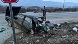 Mucize kurtuluş: İkiye bölünen otomobilden yara almadan kurtuldu