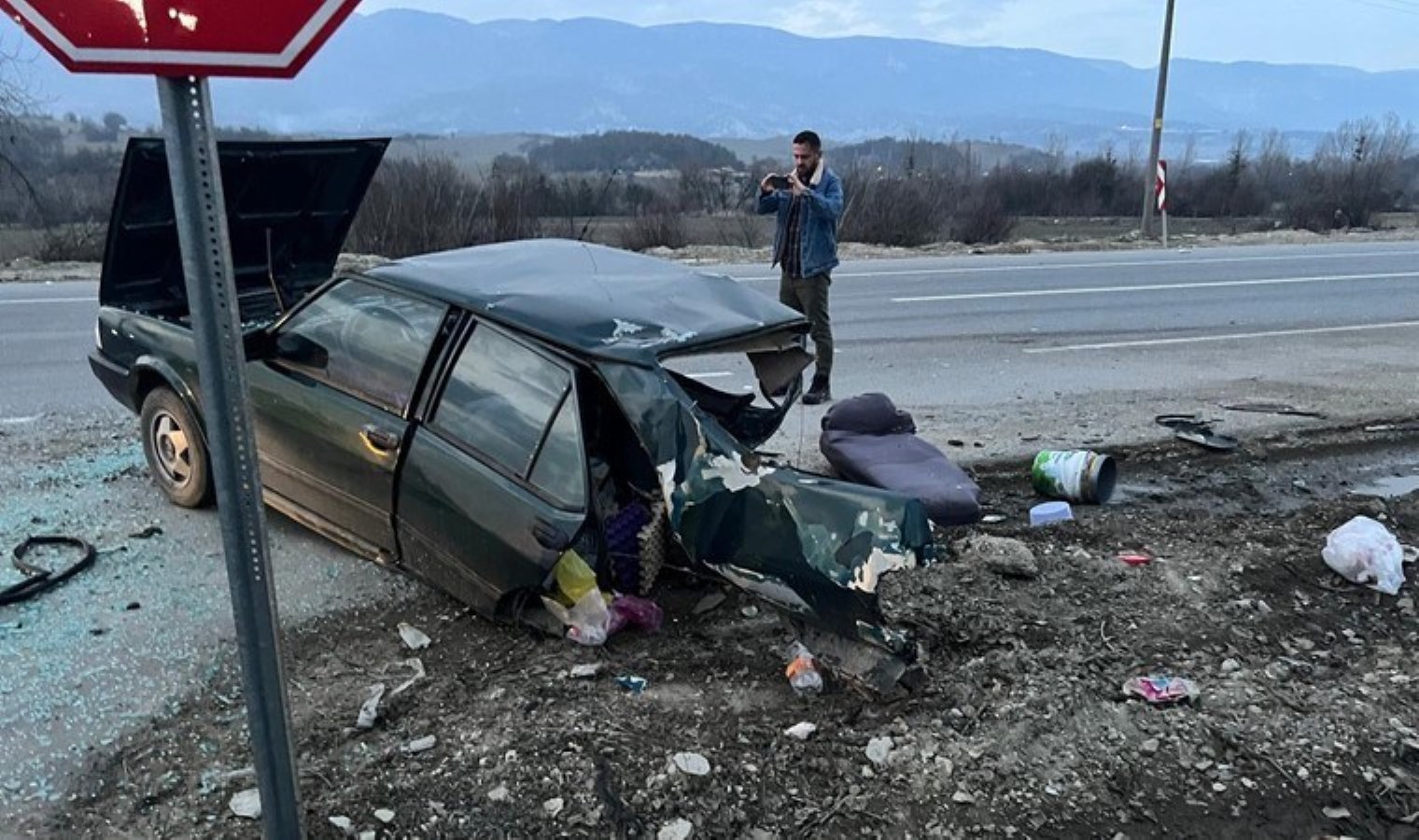 Mucize kurtuluş: İkiye bölünen otomobilden yara almadan kurtuldu