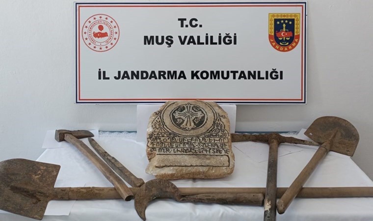 Muş’ta ‘kaçak kazı’ baskını: Tarihi mermer parçası ele geçirildi