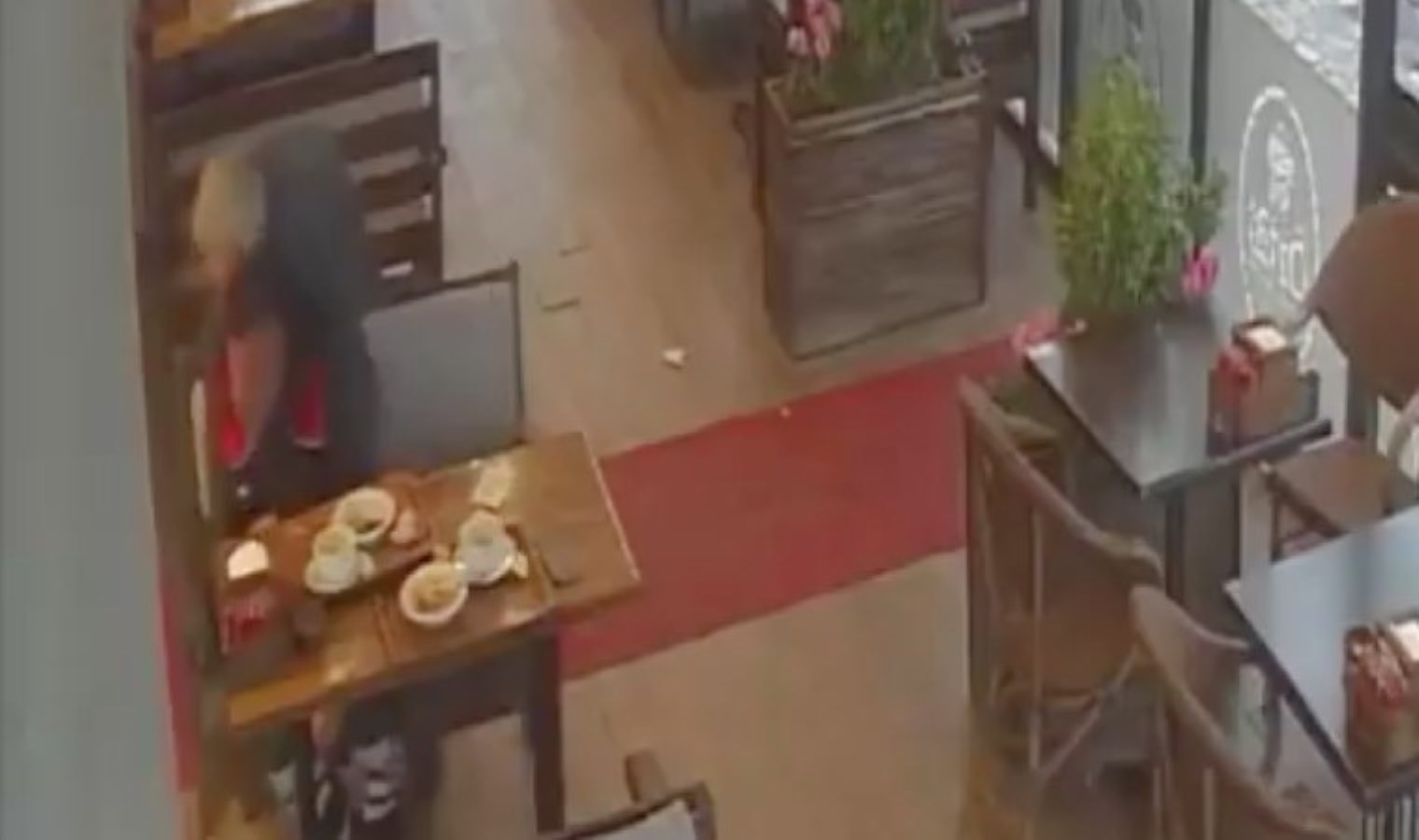 Nefes borusuna yemek kaçan arkadaşını Heimlich manevrasıyla kurtardı