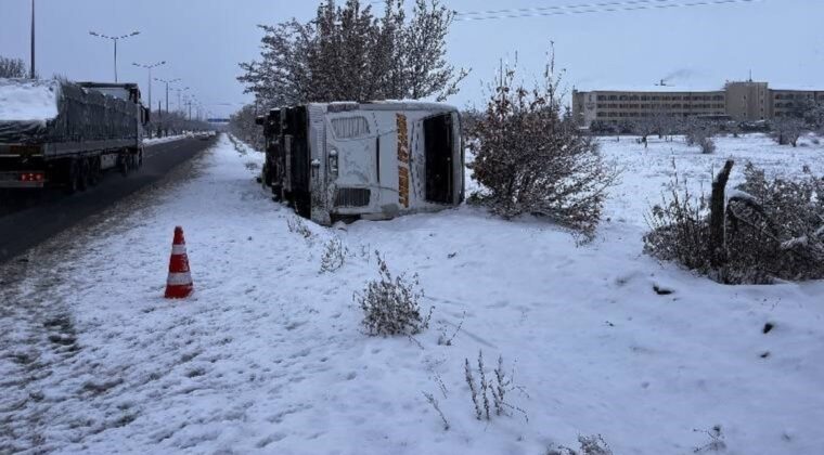 Nevşehir’de buz tutan yol kazaya neden oldu: 5 yaralı!