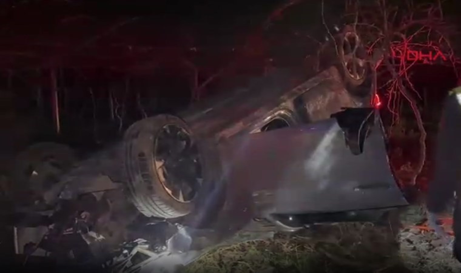 Nişanlı çift ölümden döndü: Bursa’da otomobil kivi bahçesine uçtu!