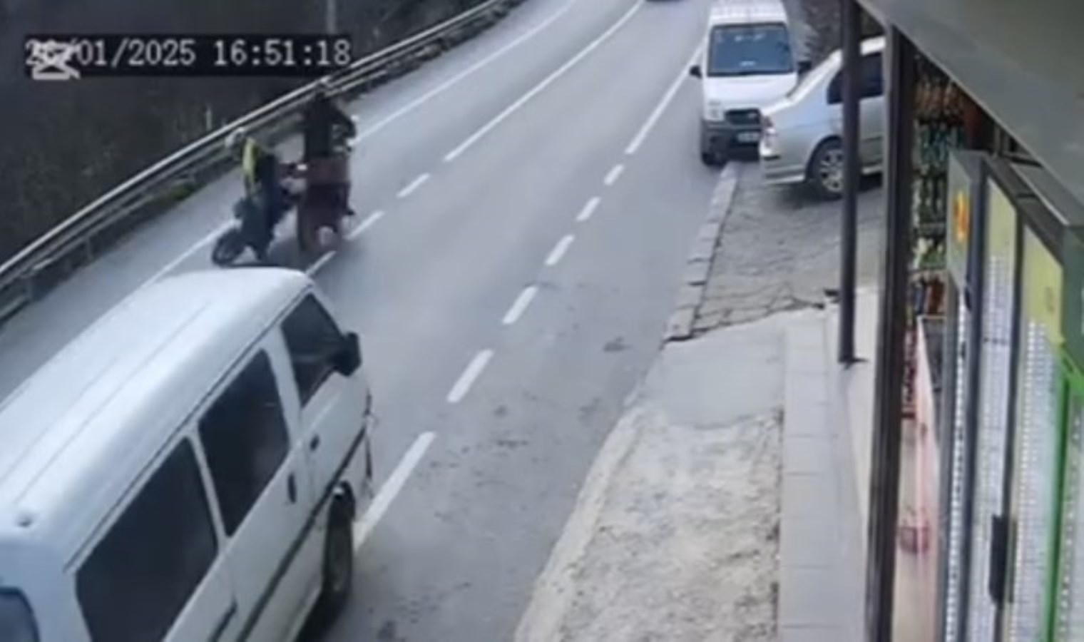 O anlar kamerada: Beykoz’da motosikletler çarpıştı!