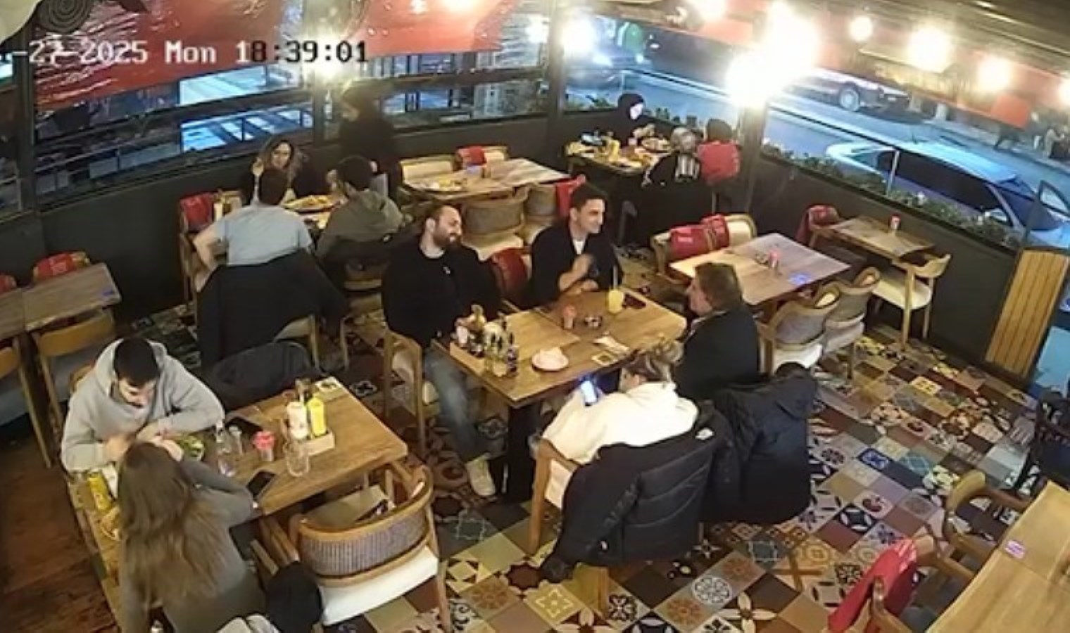 O anlar kamerada: Otomobilden restorana torpil atıldı